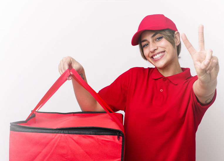 Entregadora da Drogaria Express levando pedido em Brasília
